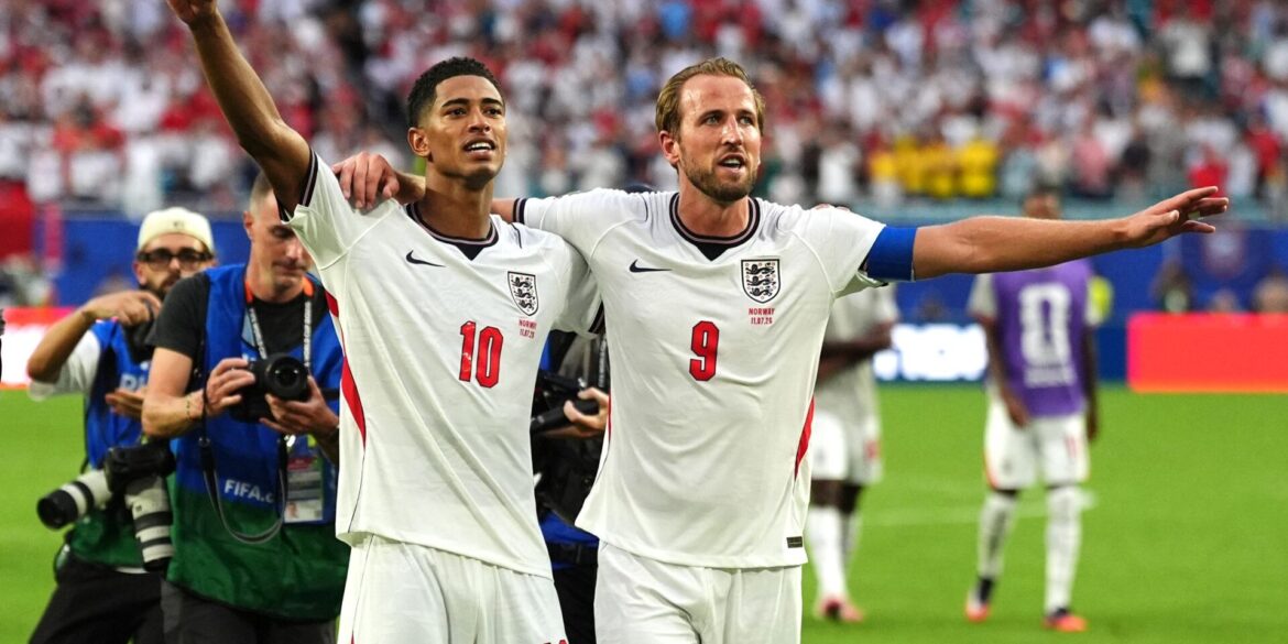 Jude Bellingham (l) und Harry Kane jubeln über den Halbfinaleinzug.