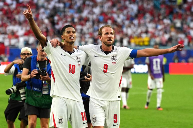 Jude Bellingham (l) und Harry Kane jubeln über den Halbfinaleinzug.