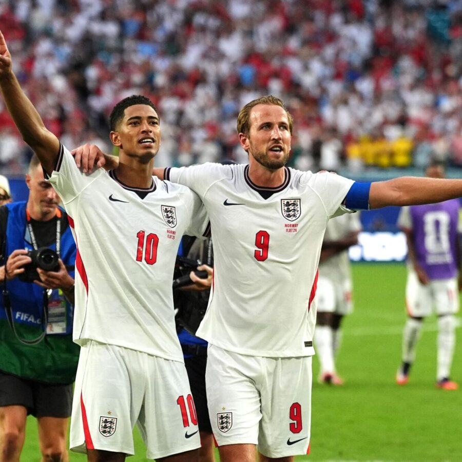 Jude Bellingham (l) und Harry Kane jubeln über den Halbfinaleinzug.