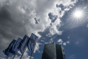 Die Euro-Währungshüter entscheiden regelmäßig über die Leitzinsen im Euroraum. (Archivbild)