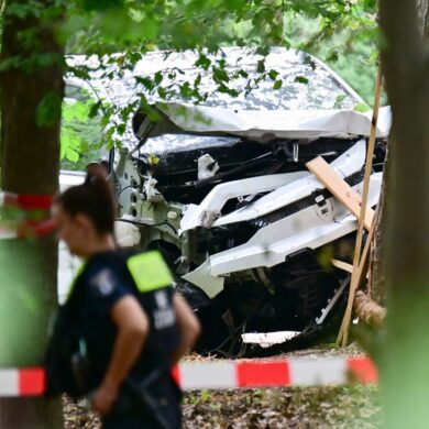 Der Bereich um das zerstörte weiße Fahrzeug ist abgesperrt.