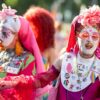 Menschen nehmen am Drag* March auf der Straße des 17. Juni teil.