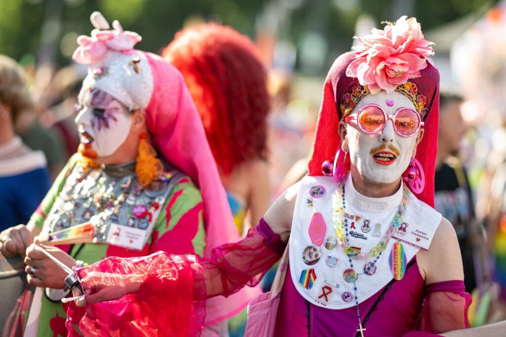 Menschen nehmen am Drag* March auf der Straße des 17. Juni teil.