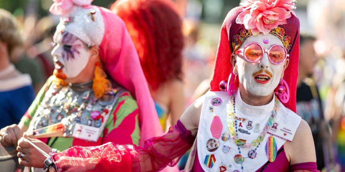 Menschen nehmen am Drag* March auf der Straße des 17. Juni teil.