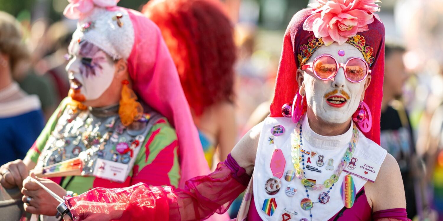 Menschen nehmen am Drag* March auf der Straße des 17. Juni teil.