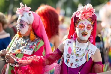Menschen nehmen am Drag* March auf der Straße des 17. Juni teil.