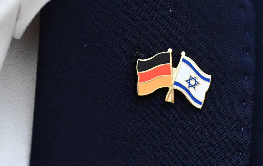 Das Opfer trug nach Angaben der Ermittler eine Anstecknadel mit der Flagge Israels am Revers. (Symbolbild)