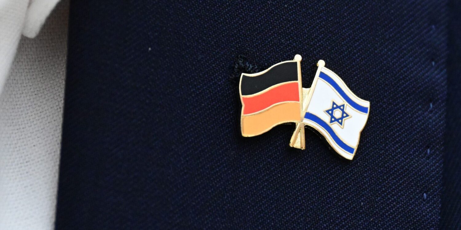 Das Opfer trug nach Angaben der Ermittler eine Anstecknadel mit der Flagge Israels am Revers. (Symbolbild)