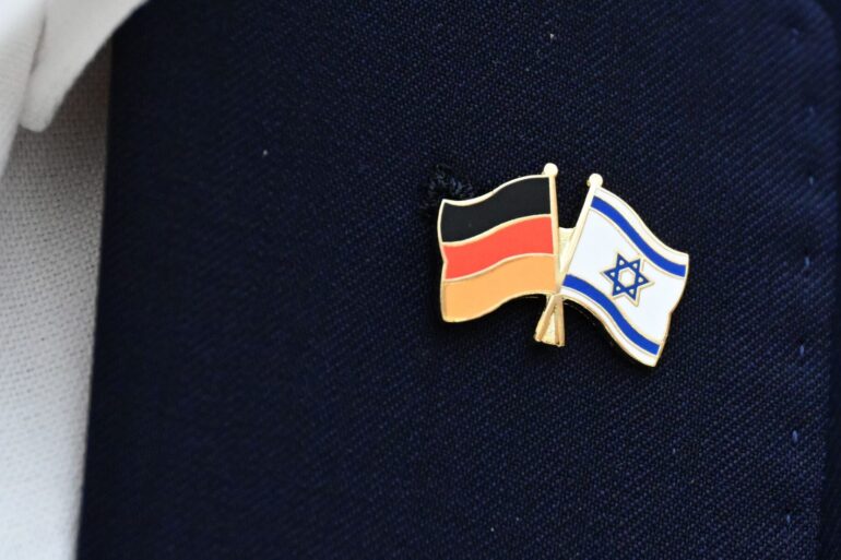 Das Opfer trug nach Angaben der Ermittler eine Anstecknadel mit der Flagge Israels am Revers. (Symbolbild)