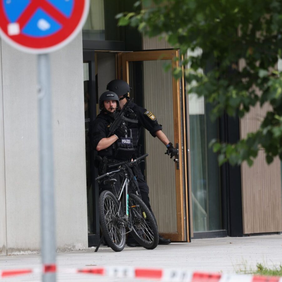 Spezialkräfte durchsuchen die Schule.