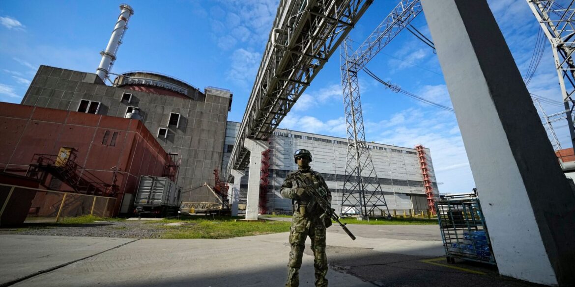 Russische Truppen kontrollieren seit dem Frühjahr 2022 das ukrainische Atomkraftwerk Saporischschja im Südosten des Landes. (Archivbild)