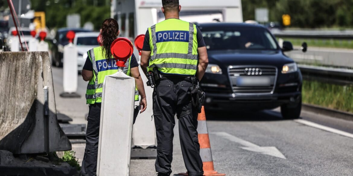 Seit fast zwei Jahren gibt es auf Anweisung der Bundesregierung trotz des Schengen-Vertrags wieder stationäre Grenzkontrollen, so wie hier an der A3 bei Elten an der Grenze zu den Niederlanden. (Symbolbild)