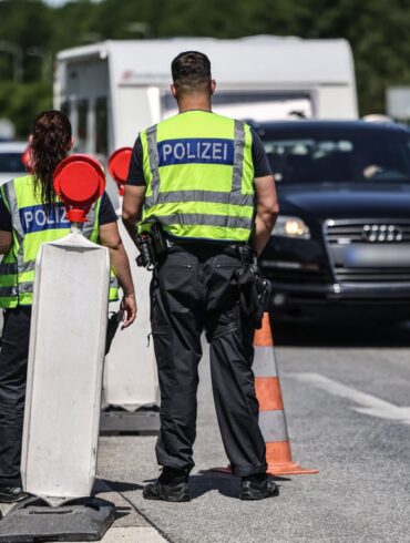 Seit fast zwei Jahren gibt es auf Anweisung der Bundesregierung trotz des Schengen-Vertrags wieder stationäre Grenzkontrollen, so wie hier an der A3 bei Elten an der Grenze zu den Niederlanden. (Symbolbild)
