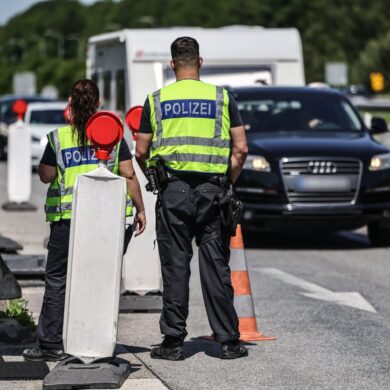 Seit fast zwei Jahren gibt es auf Anweisung der Bundesregierung trotz des Schengen-Vertrags wieder stationäre Grenzkontrollen, so wie hier an der A3 bei Elten an der Grenze zu den Niederlanden. (Symbolbild)