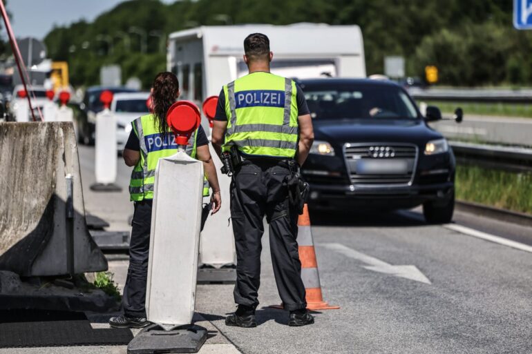 Seit fast zwei Jahren gibt es auf Anweisung der Bundesregierung trotz des Schengen-Vertrags wieder stationäre Grenzkontrollen, so wie hier an der A3 bei Elten an der Grenze zu den Niederlanden. (Symbolbild)