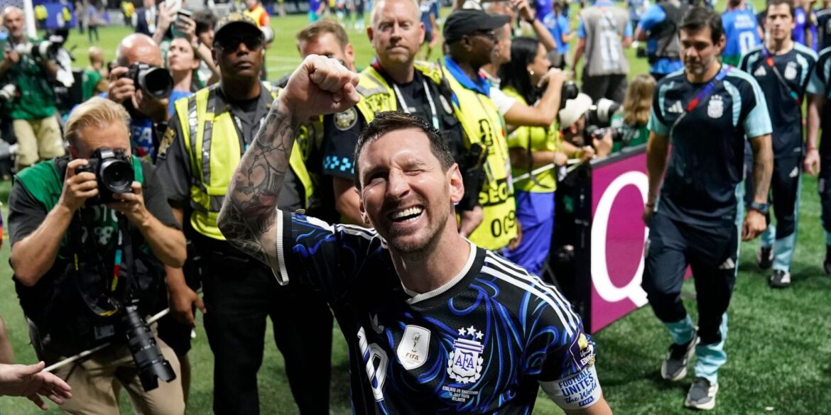 Lionel Messi lässt sich feiern.