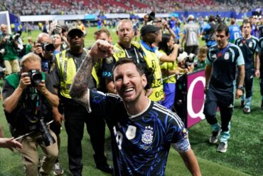 Lionel Messi lässt sich feiern.