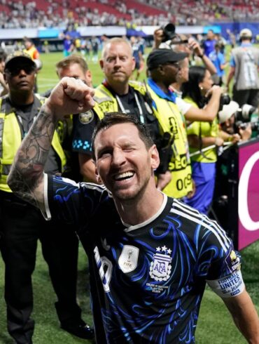 Lionel Messi lässt sich feiern.