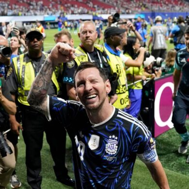 Lionel Messi lässt sich feiern.