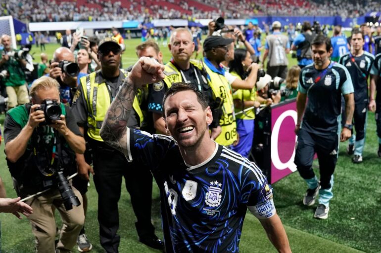 Lionel Messi lässt sich feiern.