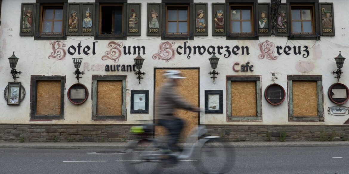 Nach der verheerenden Flutkatastrophe im Ahrtal im Juli 2021 sind in vielen Ortschaften noch immer Wiederaufbauarbeiten im Gange. (Archivbild)