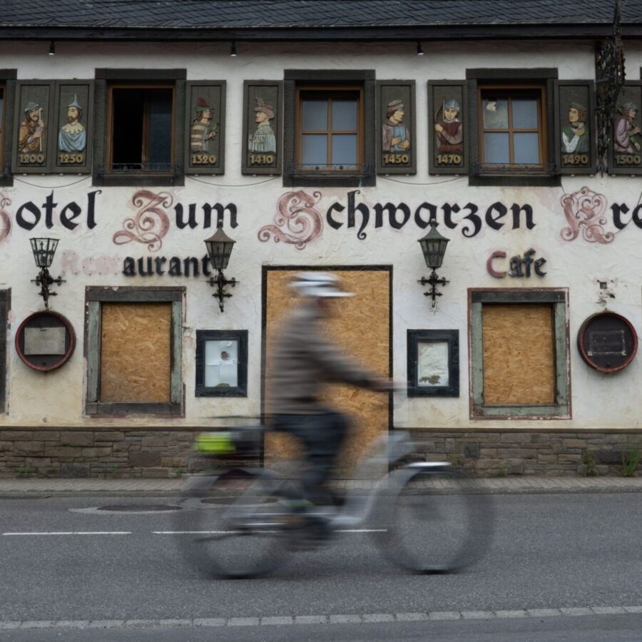 Nach der verheerenden Flutkatastrophe im Ahrtal im Juli 2021 sind in vielen Ortschaften noch immer Wiederaufbauarbeiten im Gange. (Archivbild)