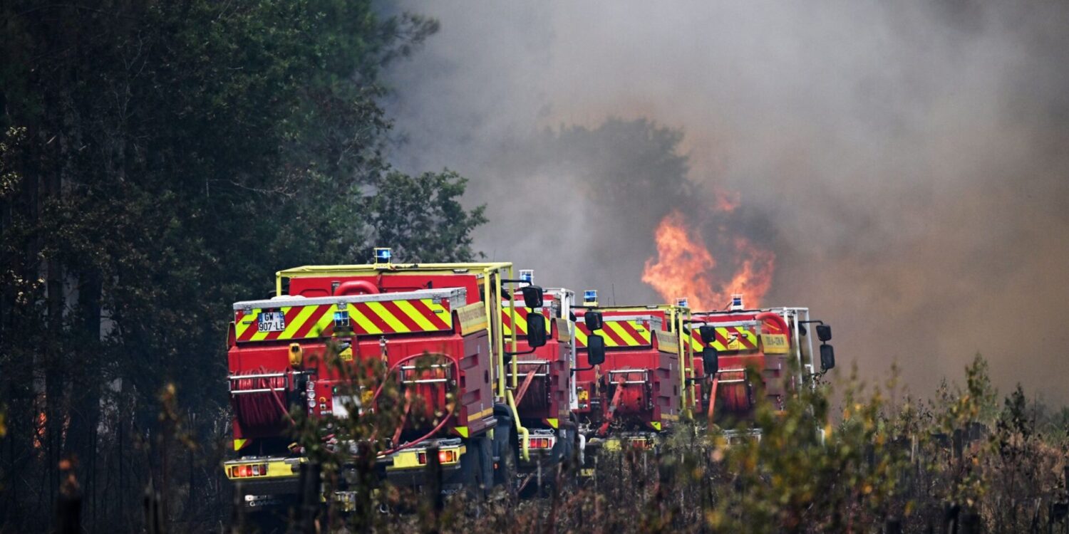 Die Feuerwehr kämpft bei Bordeaux weiter gehen großflächige Waldbrände.