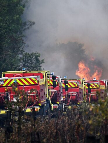 Die Feuerwehr kämpft bei Bordeaux weiter gehen großflächige Waldbrände.