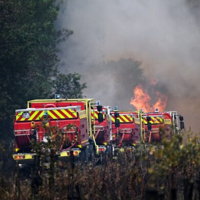Die Feuerwehr kämpft bei Bordeaux weiter gehen großflächige Waldbrände.