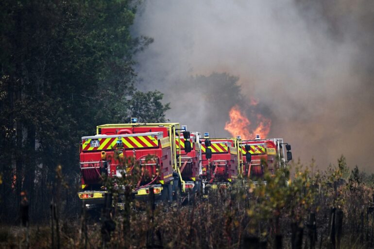 Die Feuerwehr kämpft bei Bordeaux weiter gehen großflächige Waldbrände.
