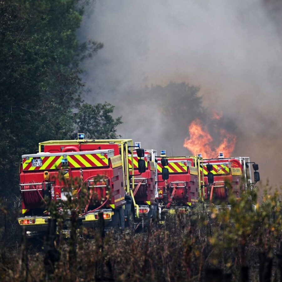 Die Feuerwehr kämpft bei Bordeaux weiter gehen großflächige Waldbrände.