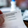 Regeln für Arbeitsunfähigkeitsbescheinigungen sollen verschärft werden. (Symbolbild)