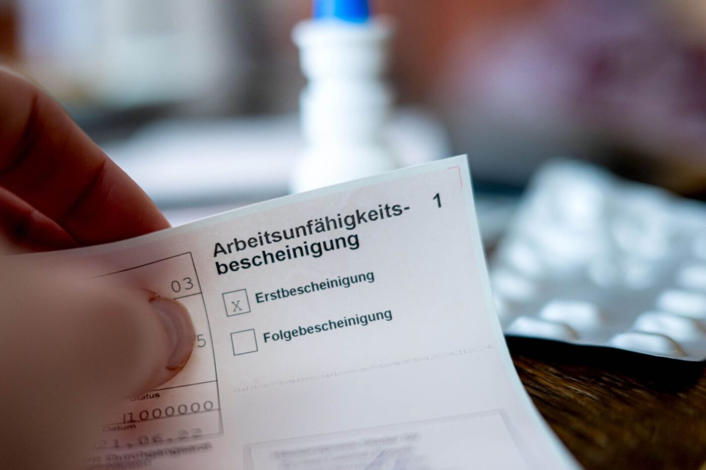 Regeln für Arbeitsunfähigkeitsbescheinigungen sollen verschärft werden. (Symbolbild)