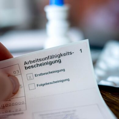 Regeln für Arbeitsunfähigkeitsbescheinigungen sollen verschärft werden. (Symbolbild)