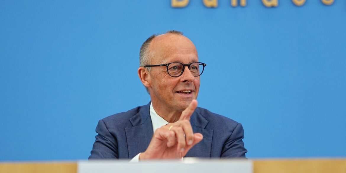 Merz ist gut aufgelegt bei seiner Sommerpressekonferenz.