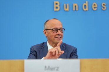 Merz ist gut aufgelegt bei seiner Sommerpressekonferenz.