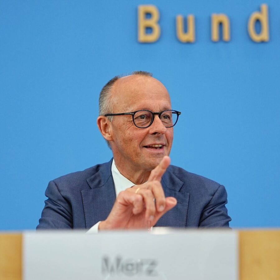 Merz ist gut aufgelegt bei seiner Sommerpressekonferenz.