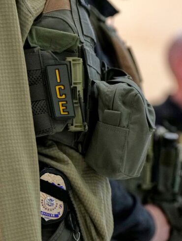 Ein Mann stirbt bei einem ICE-Einsatz in den USA. (Archivbild)