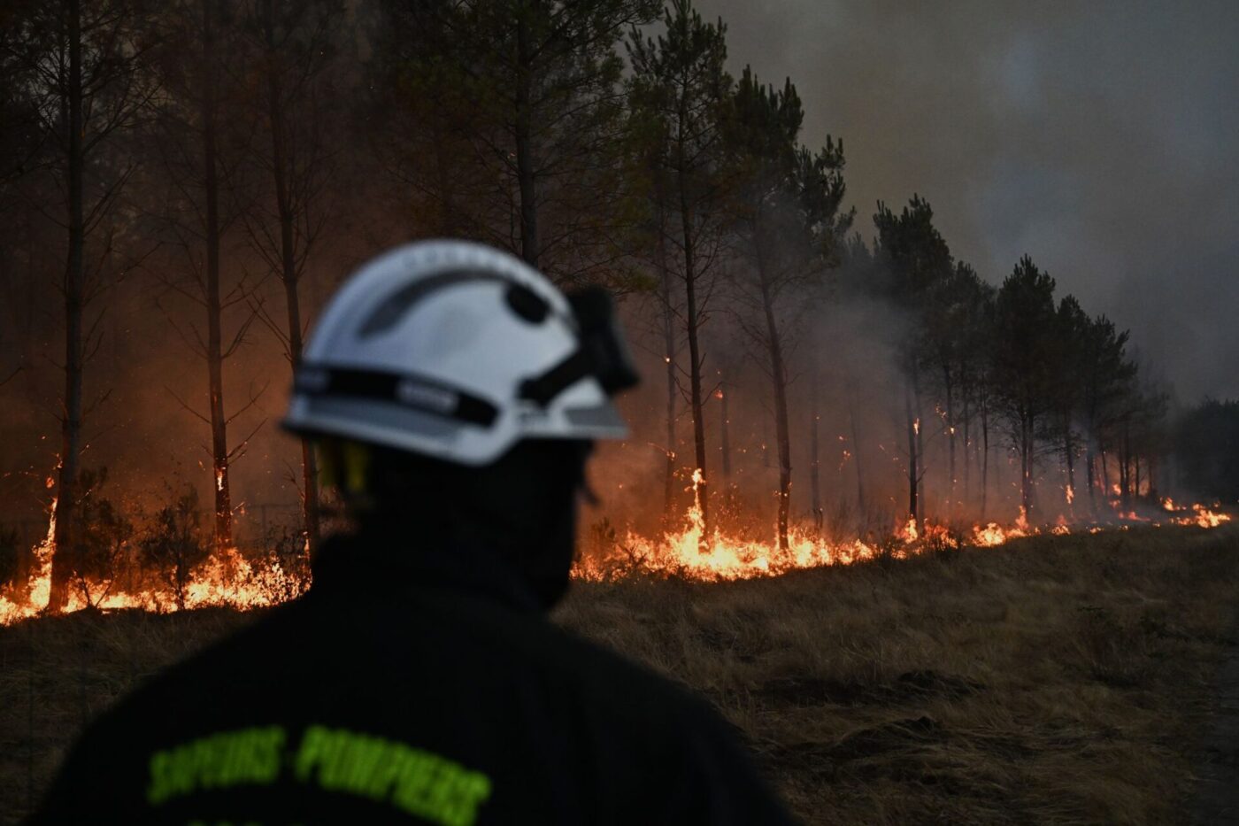 Die Feuerwehr kämpft an der Atlantikküste in Frankreich weiter gegen einen riesigen Waldbrand.