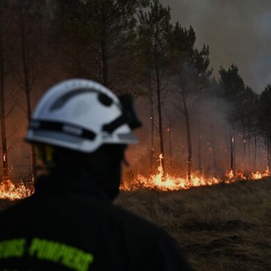 Die Feuerwehr kämpft an der Atlantikküste in Frankreich weiter gegen einen riesigen Waldbrand.
