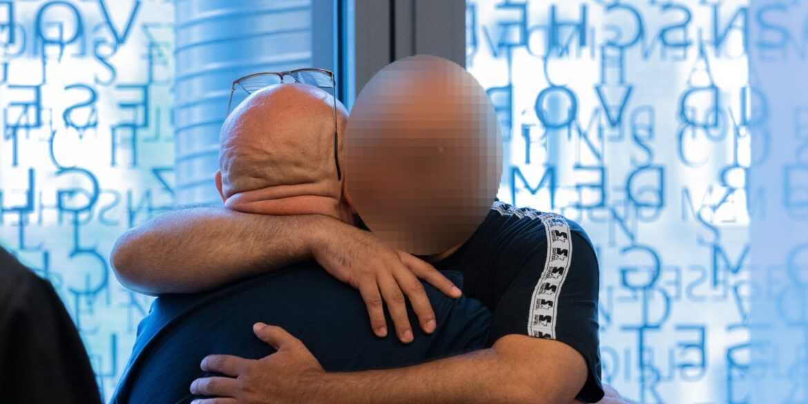Herzliches Wiedersehen auf der Anklagebank.
