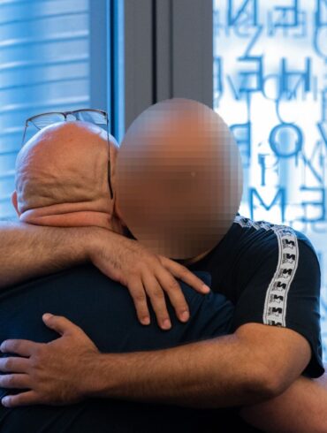 Herzliches Wiedersehen auf der Anklagebank.