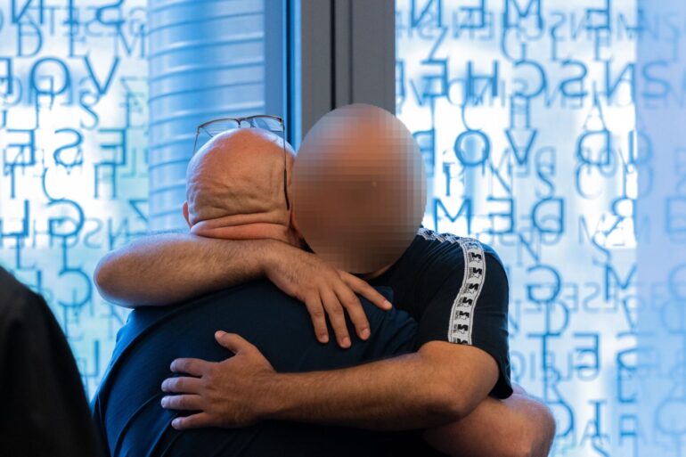 Herzliches Wiedersehen auf der Anklagebank.