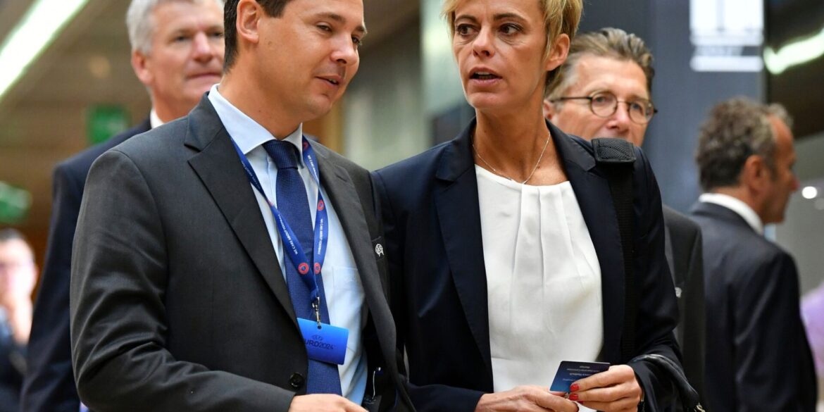 FIFA-Direktor Kevin Lamour (l) erhebt schwere Vorwürfe gegen Weltverbands-Chef Gianni Infantino. (Archivbild)
