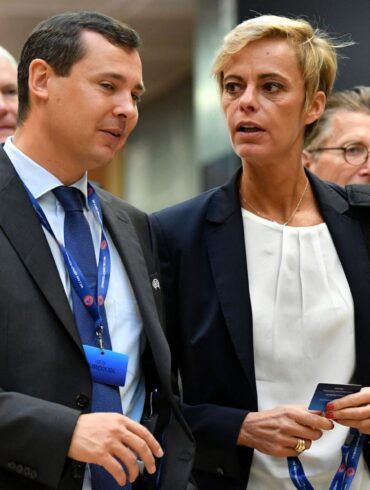 FIFA-Direktor Kevin Lamour (l) erhebt schwere Vorwürfe gegen Weltverbands-Chef Gianni Infantino. (Archivbild)