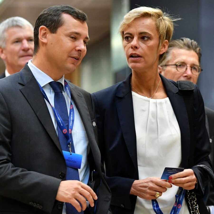 FIFA-Direktor Kevin Lamour (l) erhebt schwere Vorwürfe gegen Weltverbands-Chef Gianni Infantino. (Archivbild)