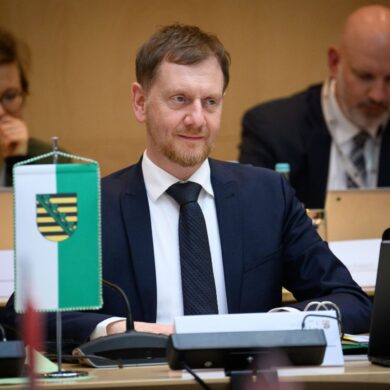 Sachsens Ministerpräsident Michael Kretschmer (CDU), hier im Bundesrat, droht mit Nein in der Länderkammer bei Rente und Pflege. (Archivbild)