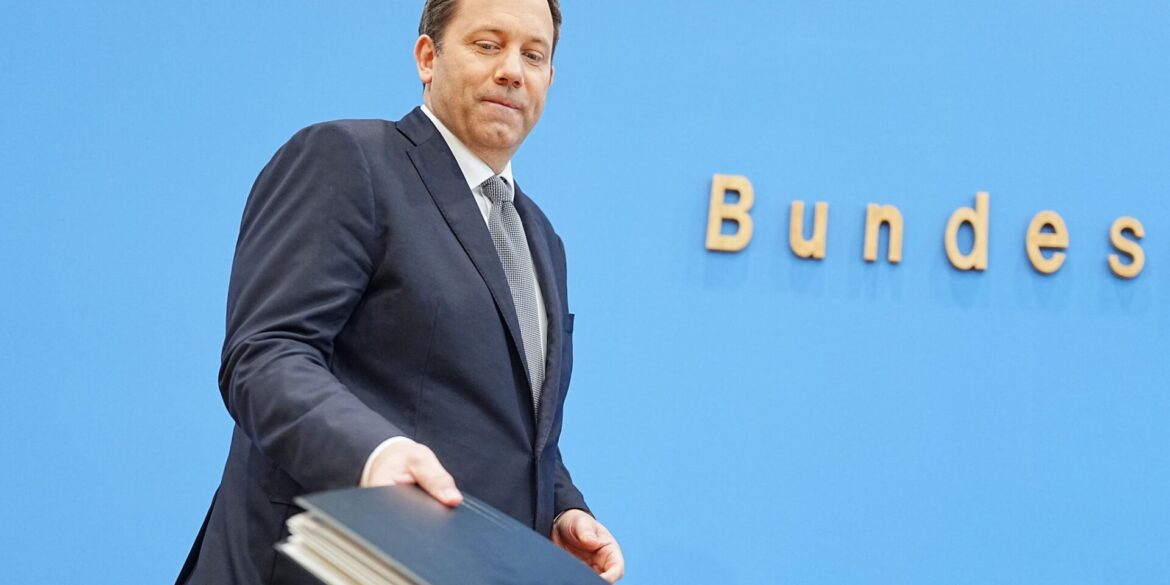 Die Haushaltspläne des Ministers sind umstritten.