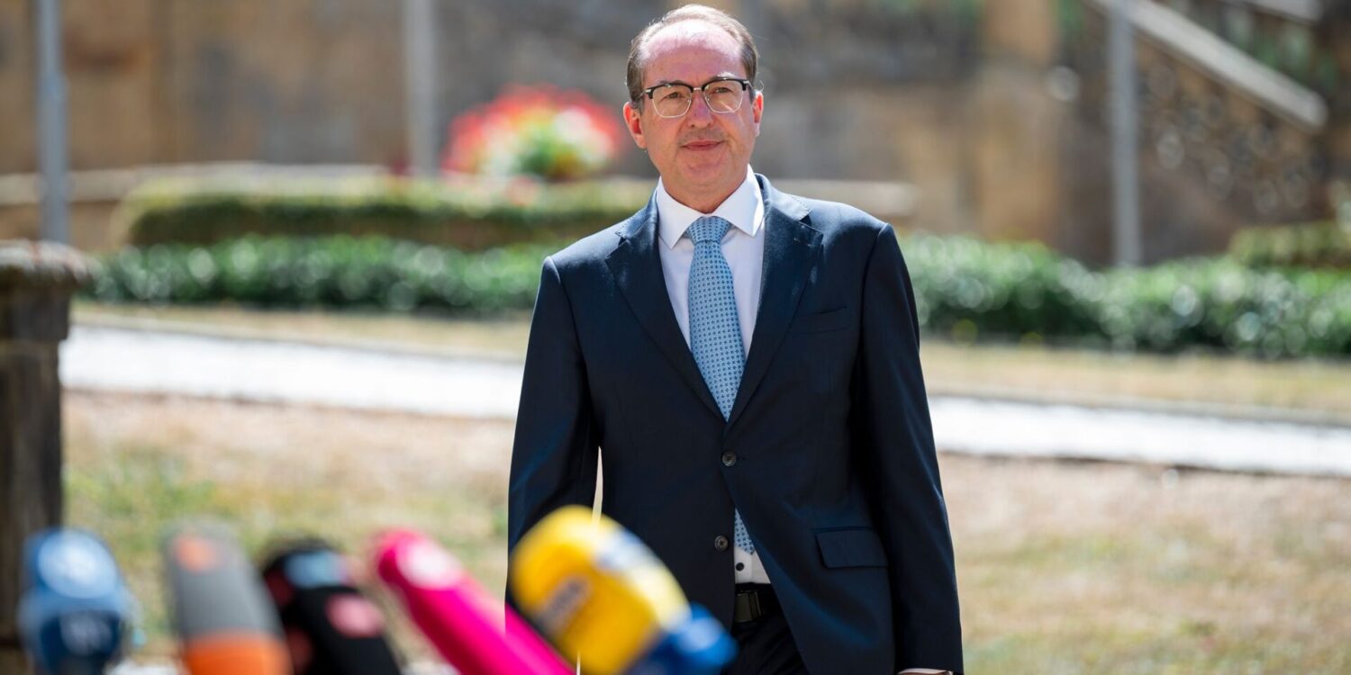 Innenminister Dobrindt plädiert für Ausweitung der Überwachungsmöglichkeiten.