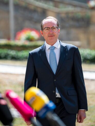Innenminister Dobrindt plädiert für Ausweitung der Überwachungsmöglichkeiten.
